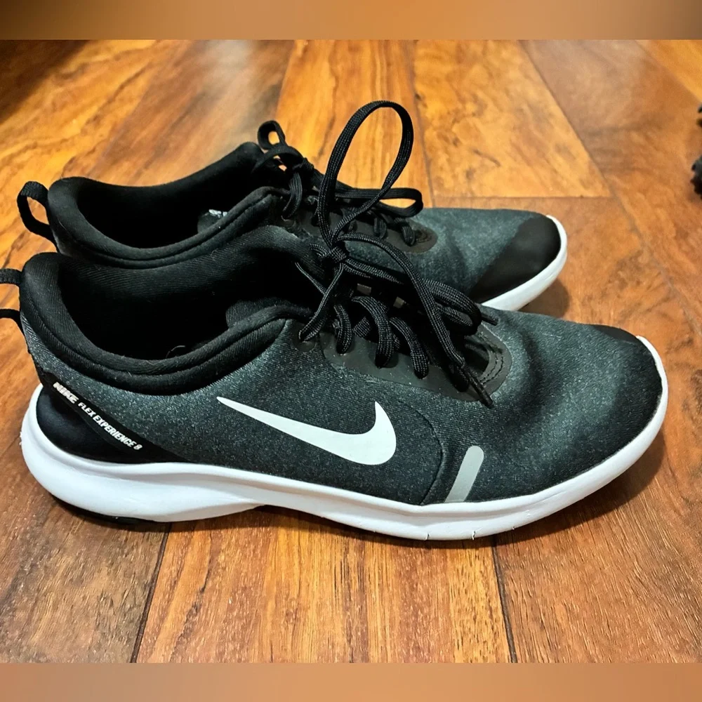 Nike Women's Flex Experience8 Running Shoe Size 9.5 Black Gray Sneaker Low Top - Picture 2 of 5